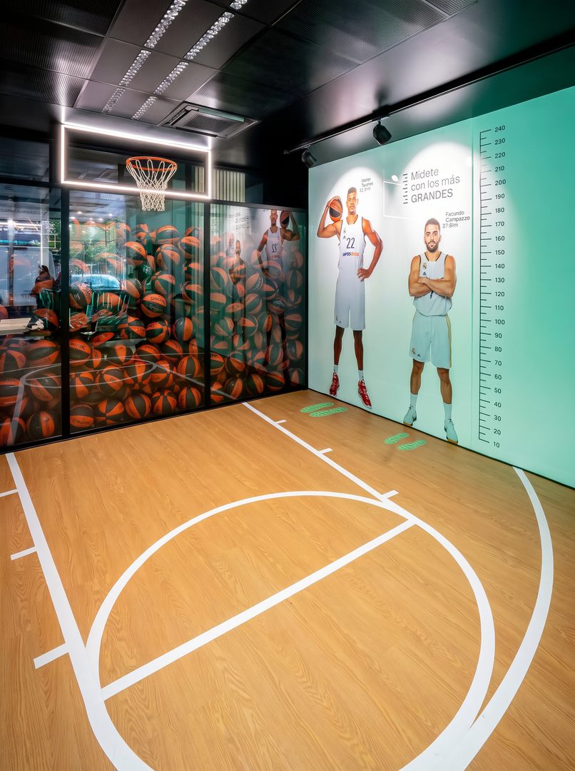 Basketball room with a height chart: Mídete con los más grandes